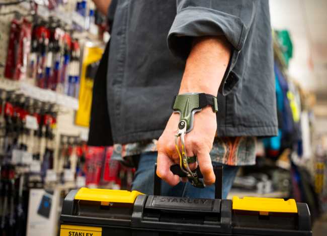 Person mit mechanischer Fingerprothese
